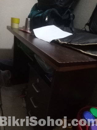 টেবিল ও চেয়ার